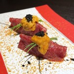 Korean Dining テジテジ - 雲丹＆キャビアの牛寿司（1貫 1,280円）
