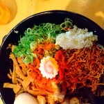 麺賊 夢我夢中 - 辛まぜ豚 大盛り、味玉トッピング。