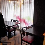 ワイン酒場 Rino - 店内（テーブル席）