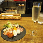 ワイン酒場 Rino - 前菜盛り合わせ ＆ 樽生スパークリングワイン