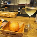 Wain Sakaba Rino - ライ麦パン ＆ 白ワイン
