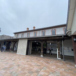 Guttemmama - 長浜駅のすぐ目の前にあるパン屋さんです。レトロな雰囲気がオシャレな長浜駅。