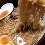 横濱家 - 横濱家の自家製麺。
長めの縮れ麺で食感よく中々っすぅぅ～(*^o^*)