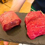 肉山 秋田 - これから焼くお肉を見せてくれます。