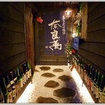 入口から店内への通路