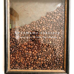 koyamame roastery - 店名のロゴが書かれたオブジェ