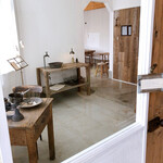 koyamame roastery - 入口からの見える店内の様子