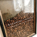 koyamame roastery - お店のロゴが書かれたオブジェ