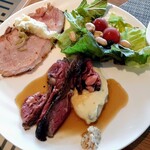 スカイグリルブッフェGOCOCU - ローストビーフとポーク、サラダ(サラダのナッツがばりうま！)