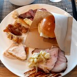 スカイグリルブッフェGOCOCU - ミニハンバーガーにローストポーク等