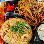 ヨシヅヤ スーパーセンター - 料理写真:大阪王将　炒飯＆焼きそば弁当　495円