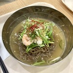 ishiyakibibimbasemmontenannyon - 海老と蒸し鶏のゆず塩冷麺 748円(税込)