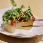 波へい - 冷製の大根レッドはピリ辛チリソースが最高