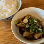 マントクラーメン - セットの白米とホルモン