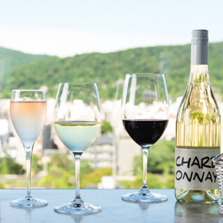 多彩な料理と好相性のワインを片手に、美食をご堪能ください