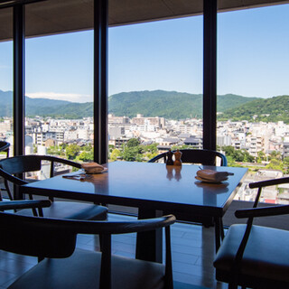 日々の喧騒から離れて過ごす優雅なひと時。テラス席もございます