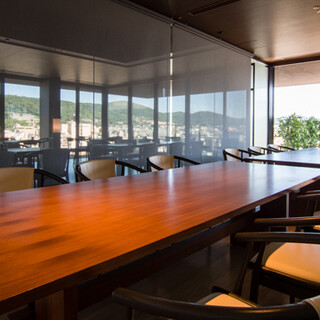 個室は最大12名様まで利用可。プライベートテラスも付いて贅沢空間！