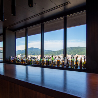 バーカウンターは昼間でも利用できます。