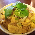 ぢどりや日向 - 宮崎地鶏のタタキを使っています。大変美味