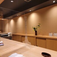 観山 - カウンター席はアクリル板の仕切り