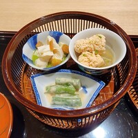 観山 - 先付けは鯛の子とずいきの旨煮、湯葉とうすいエンドウのすり流しに自家製唐墨、いんげん豆の胡麻酢和え