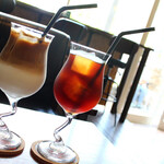 タンプスタンプ コーヒー&ロースターズ - アイスカフェラテとアイスコールドブリュー