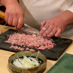 登喜和鮨 - 鮪の脳天はシャーベット状になっており、
      白髪葱と合わせて叩いて仕上げます！