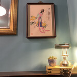 萬來行カフェ - ブルーの壁紙に中国美人画。