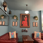 萬來行カフェ - 鏡は空間を広くします。
      椅子に座った赤い服、赤い靴の女の人が見てる。