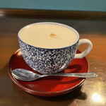 萬來行カフェ - ふわふわの泡の下の甘ーい甘ーいチャイティーラテ。
      好き。
      熱くて熱くて。