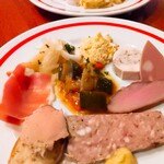 Assiette de Kaneko  - 前菜盛り合わせ￥1100×2。
            9種のお料理が並び、一つ一つ味わいながら頂く！！