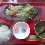 Izakaya Shokudou Nippon Isshuu - 若鶏おろポンステーキ定食(味噌汁、ご飯、漬物付)550円税込
                        鉄板ジュージュー言ってて超熱々！！