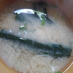 居酒屋食堂 にっぽん一周 - 若鶏おろポンステーキ定食(味噌汁、ご飯、漬物付)550円税込の味噌汁