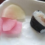 居酒屋食堂 にっぽん一周 - 若鶏おろポンステーキ定食(味噌汁、ご飯、漬物付)550円税込の漬物には申し訳程度のミニネギトロ巻一貫