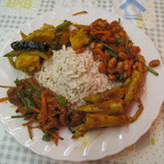 ネパール居酒屋　味家 - （'12/10 ）カジャセット（1050円）チウラを真ん中に置き、各種スパイスマリネの盛り合わせ。ビールもつくよ。