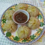 ネパール居酒屋　味家 - （'12/10 ）モモ（550円）ネパール風蒸し餃子。鶏肉ミンチと玉ねぎみじん切りやネパールのスパイスを使って蒸した餃子。かなりスパイシーです。