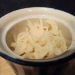 濃厚煮干そば 丸にたちばな - 卓上の刻み生姜