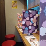 濃厚煮干そば 丸にたちばな - カウンター席の仕切りは和風♪