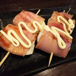 金町製麺 - 茹で卵のベーコン焼き巻き