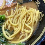 王道家直系 IEKEI TOKYO - 王道家の中太麺はしっかり硬めで提供されました。