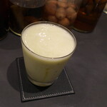 BAR&DINING KAZEMACHI - 愛媛産ゴールデンキウイとパイナップルのカクテル。フレッシュフルーツの甘酸っぱさ、ふんわり柔らかい飲み心地