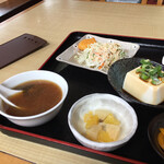 中華料理 唐人飯店 - お味噌汁に漬け物に冷奴