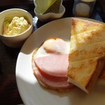 喫茶チクエイ - モーニングのハムエッグとトーストとサラダ