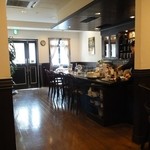 畑中珈琲店 - 奥から見た店内　※陽の光が差し込んできます