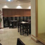 えさき - カウンターからテーブル席を。