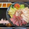 Warau Nikuniha Fuku Kitaru - 三種の肉盛り（肉増し、ご飯大盛）