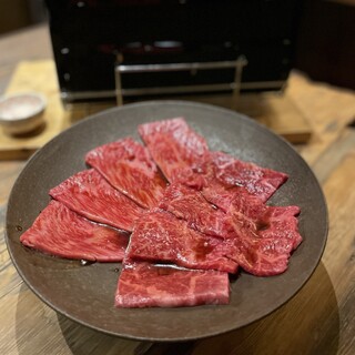 请尽情享用从为数众多的松阪肉中精挑细选出来的肉