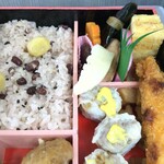 崎陽軒 - 赤飯（トッピング：栗）、昔ながらのシウマイ3個、海老フライ、鮭の塩焼き、くわい入りつくね、煮物（穂先筍、梅人参、鹿の子白蒟蒻煮）、筍煮、蒲鉾、玉子焼き、ニシン昆布巻き、菜の花漬け、黒花豆 が入っています。