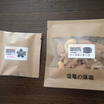 燻製工房 おが太郎 - 買ったウイスキーオークのスモークナッツ（右）と、おまけのさくらのスモークナッツ（左）