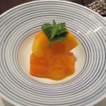 えさき - 柿と人参の和え物。上にはイタリアンパセリが。